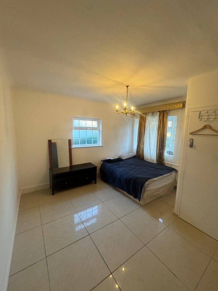 Room Abercorn Road in Greater London