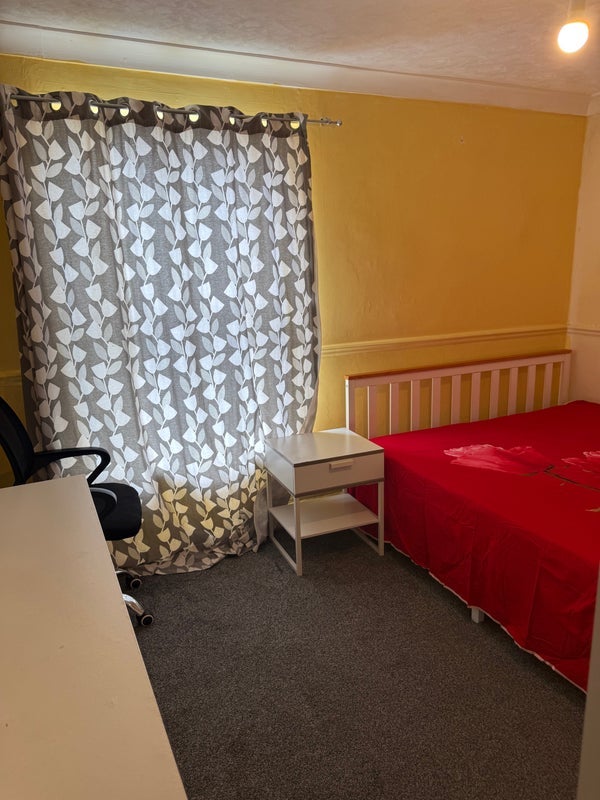 Room Sutcliffe Road in Greater London