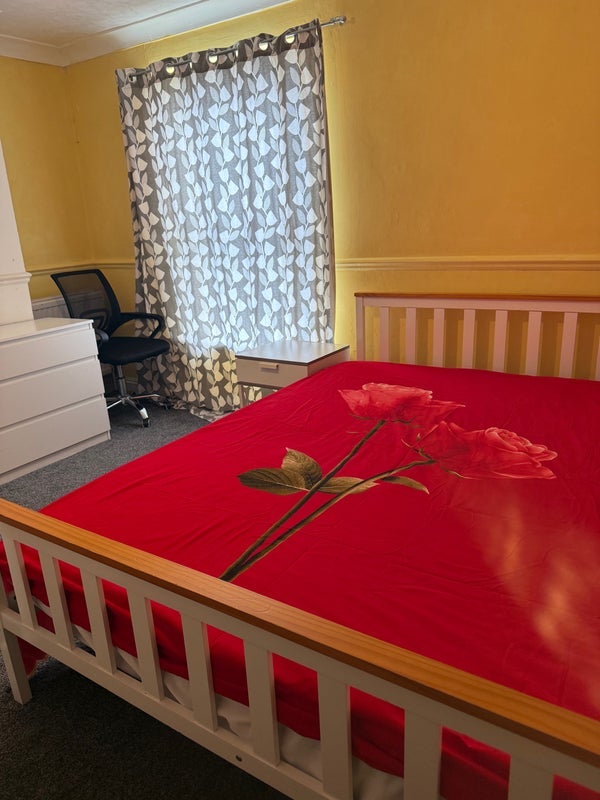 Room Sutcliffe Road in Greater London
