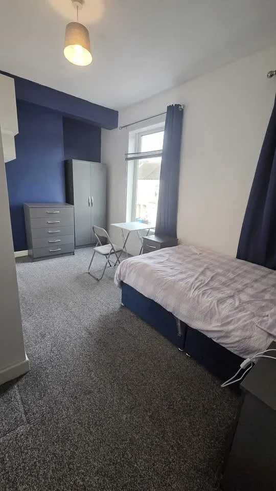Room Queens Gate Street in Hull