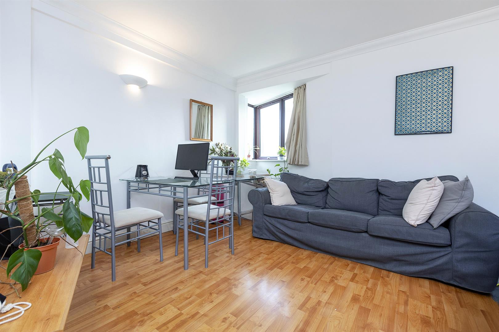 Flat Hulme Place in Greater London