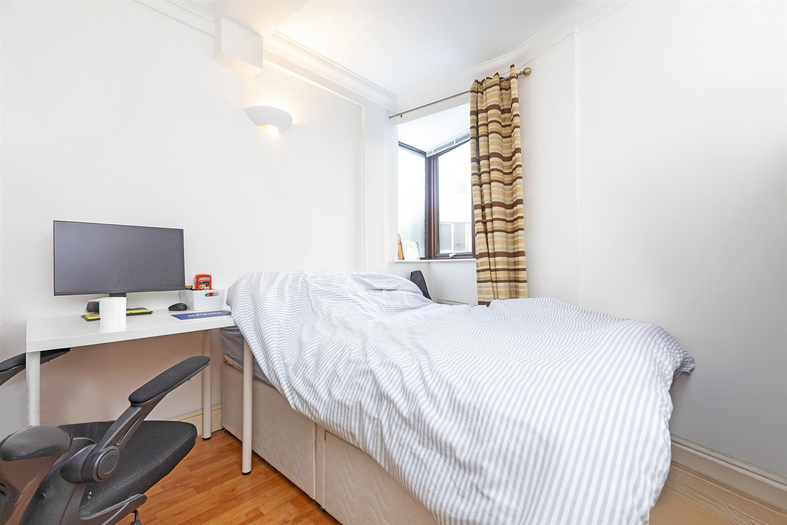 Flat Hulme Place in Greater London