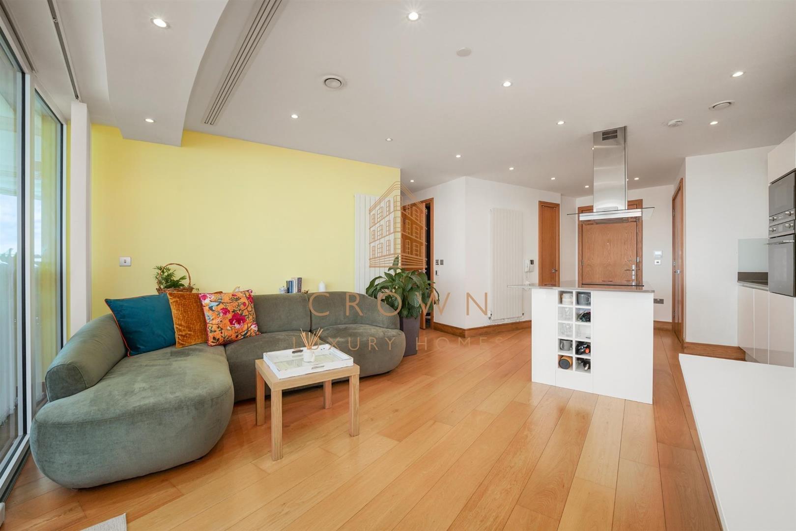 Flat Crossharbour Plaza in Greater London