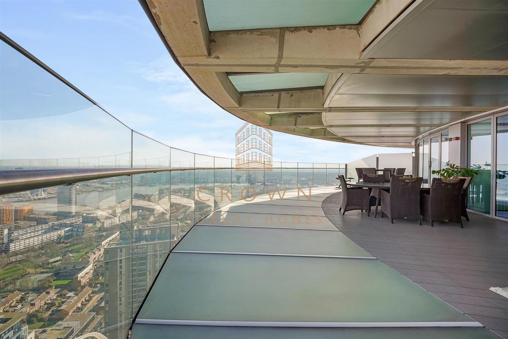 Flat Crossharbour Plaza in Greater London