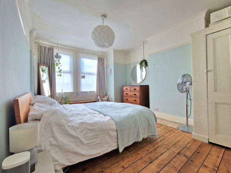 Room Lansdowne Road in Greater London