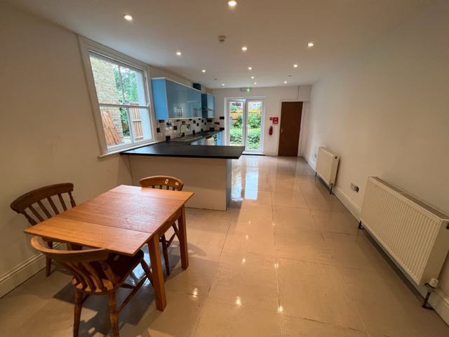 Room Nello James Gardens in Greater London