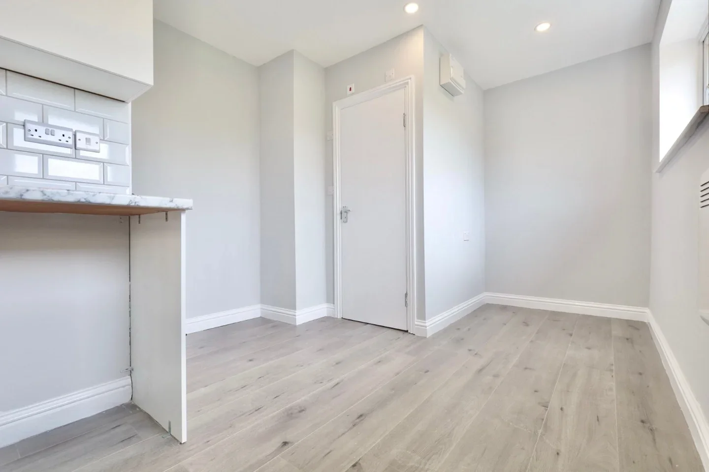 Flat Denham Road in Greater London