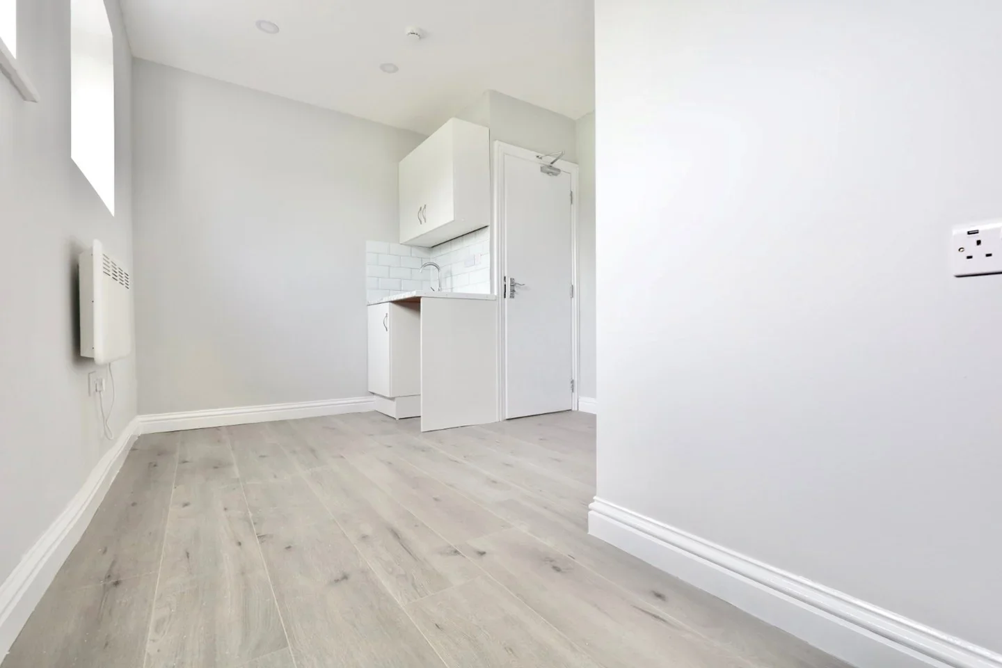 Flat Denham Road in Greater London