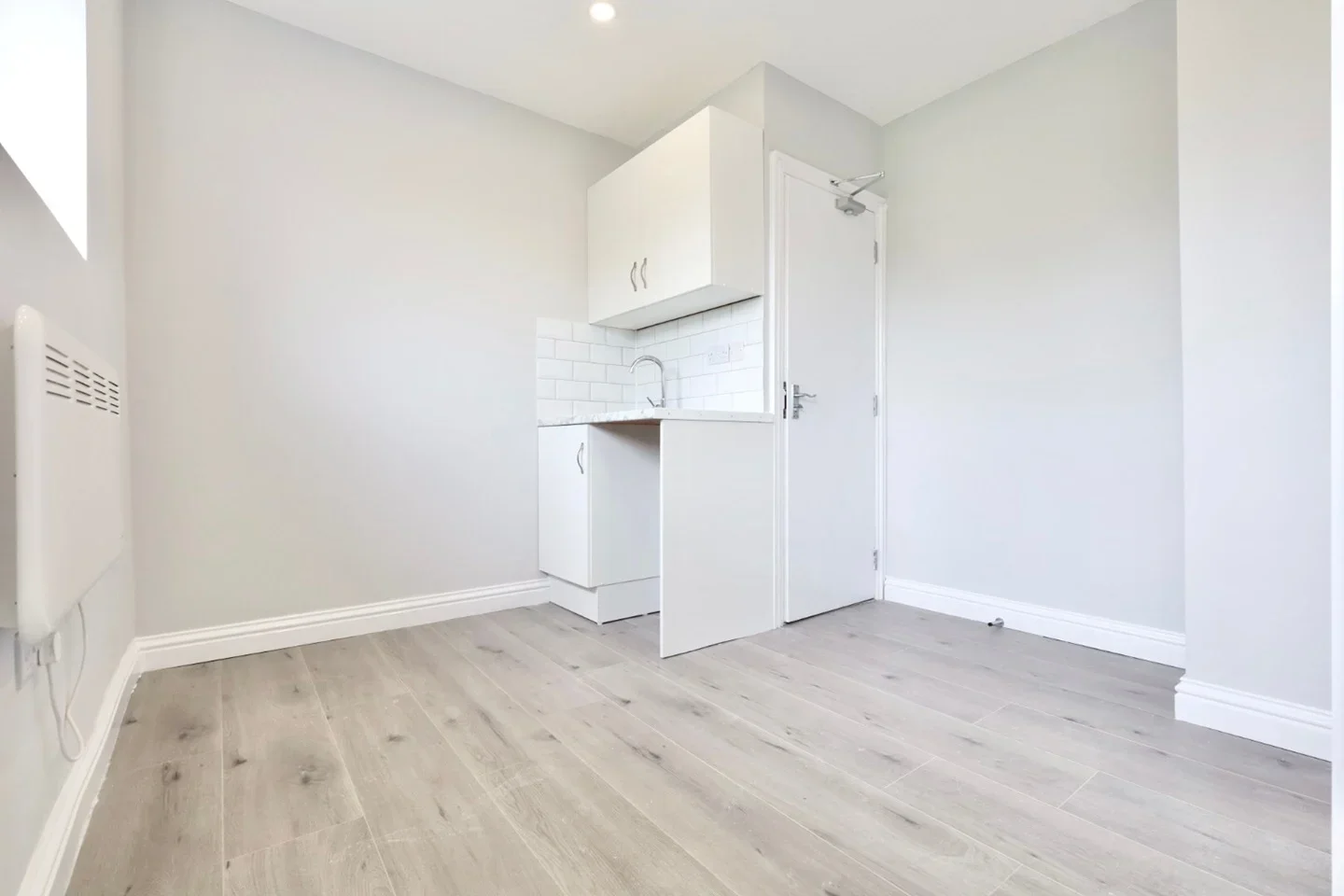 Flat Denham Road in Greater London