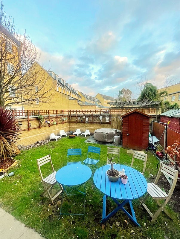 Room Bamber Road in Greater London