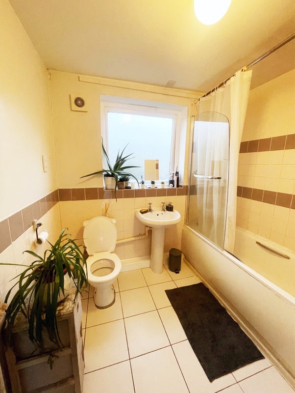Room Bamber Road in Greater London