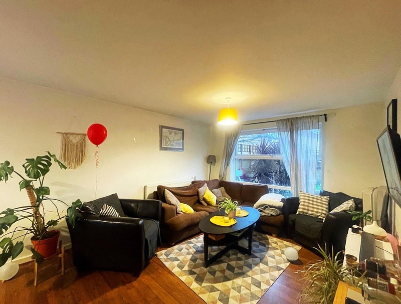 Room Bamber Road in Greater London