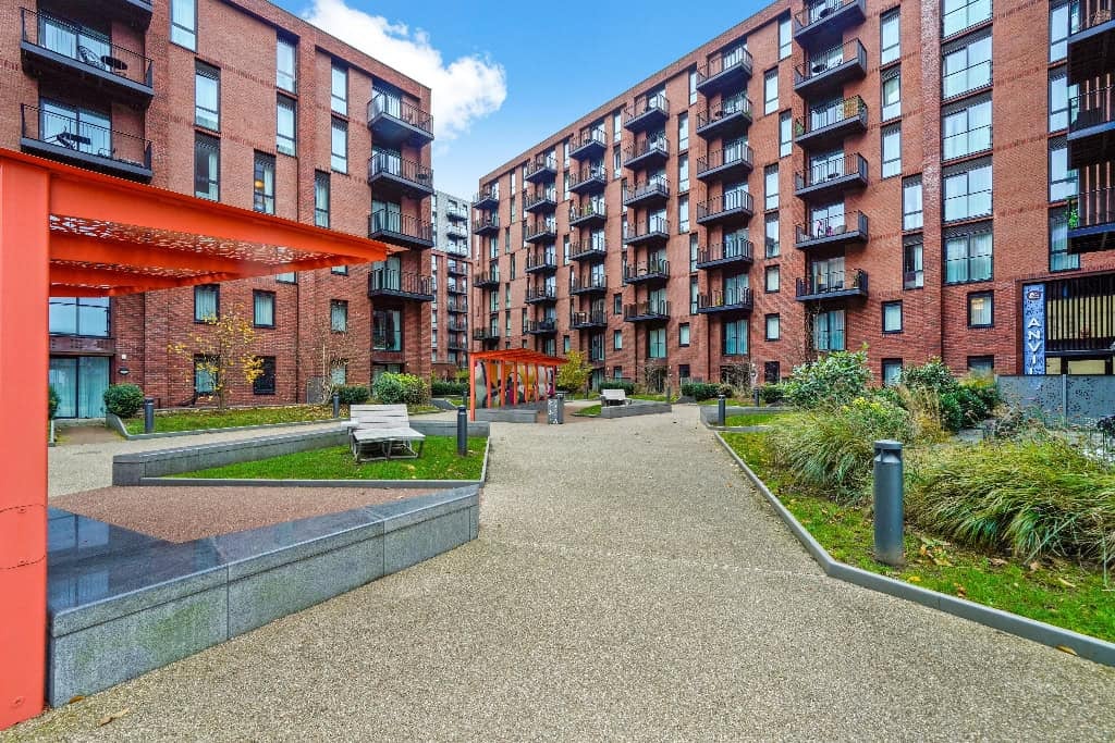 Flat Lockside Lane in Salford