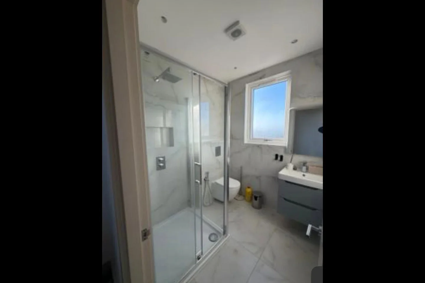 Room Newbury Road in Greater London
