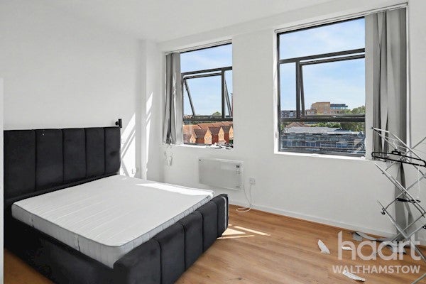 Flat Clifford Road in Greater London