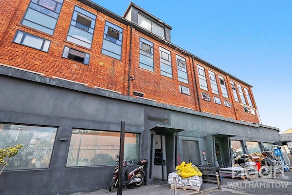 Flat Clifford Road in Greater London
