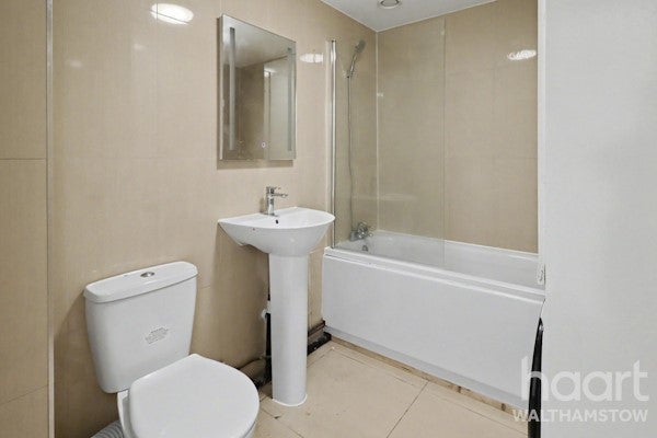 Flat Clifford Road in Greater London