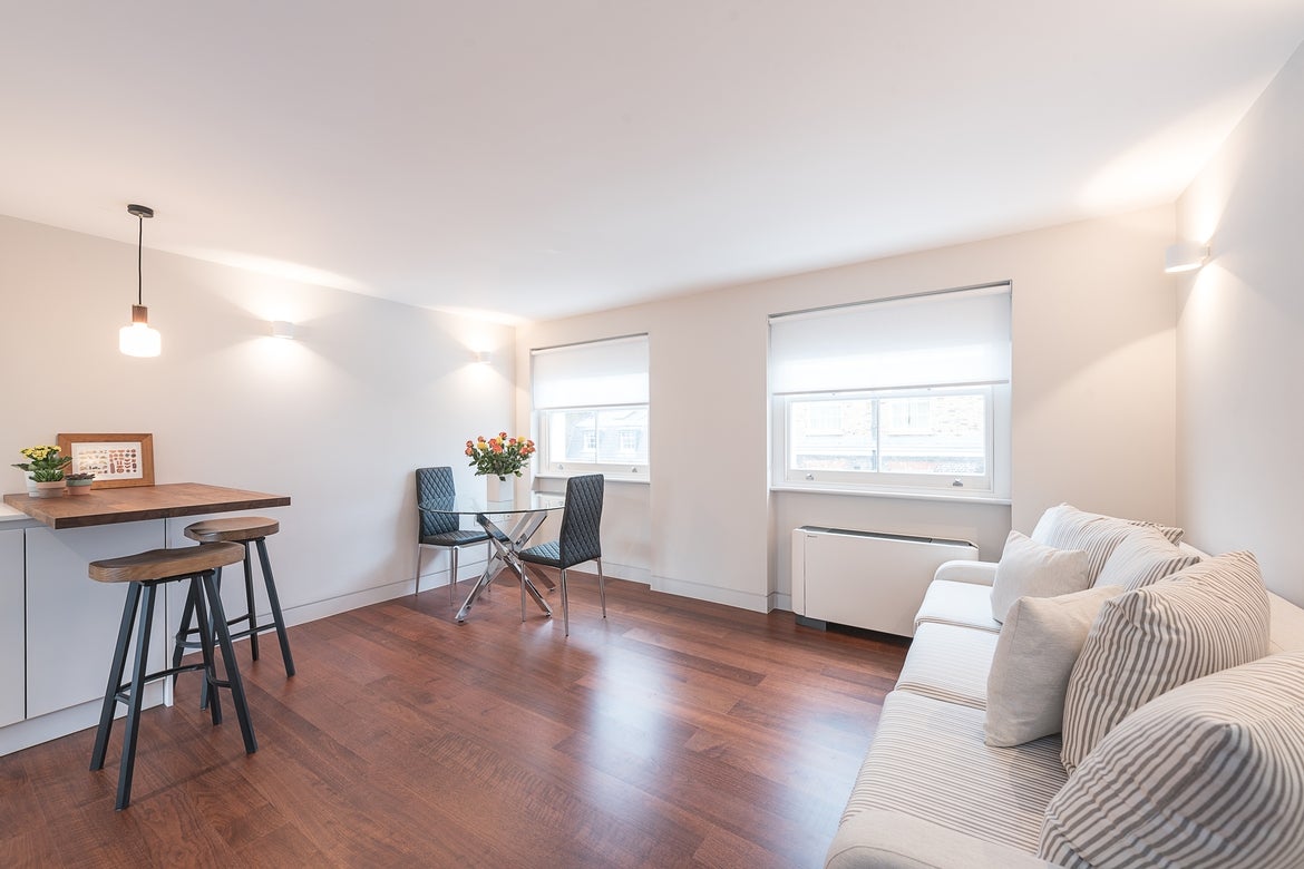 Flat Upper Berkeley Street in City of Westminster