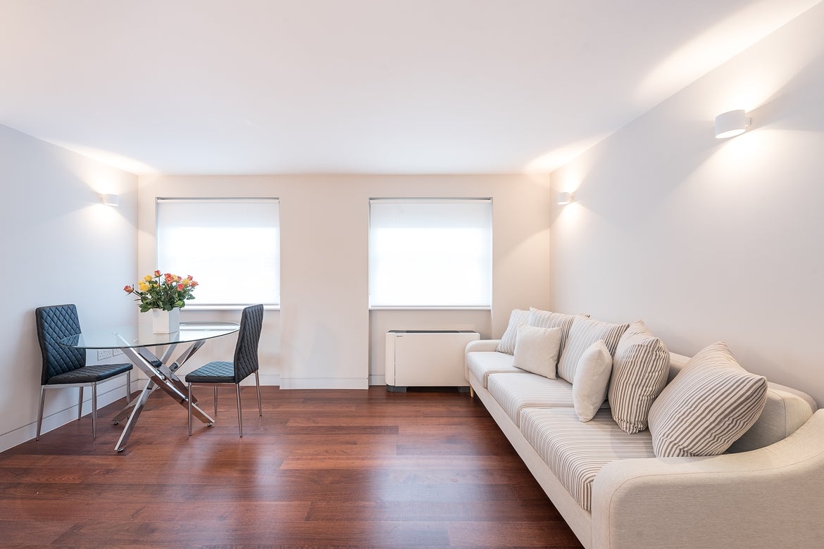 Flat Upper Berkeley Street in City of Westminster