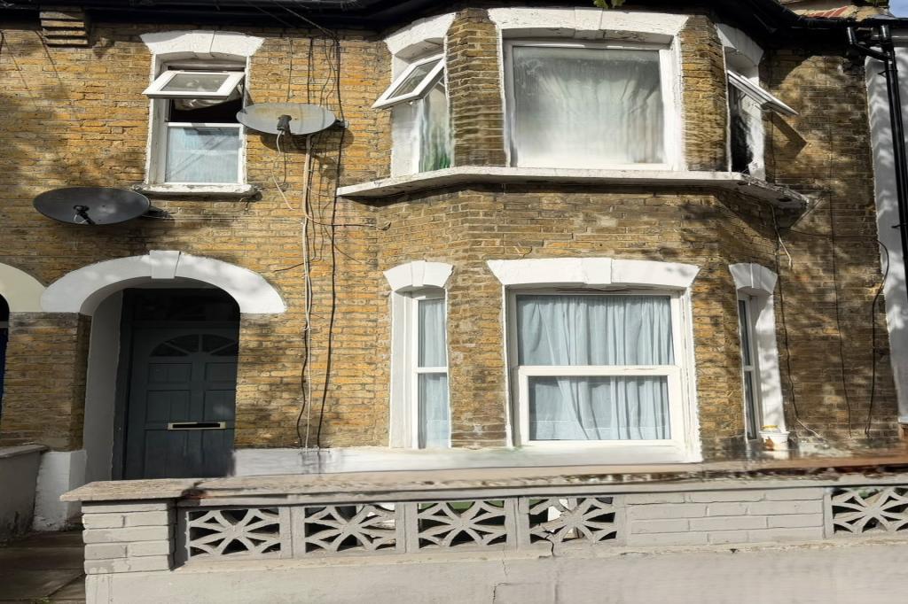 Flat Thorpe Road in Greater London