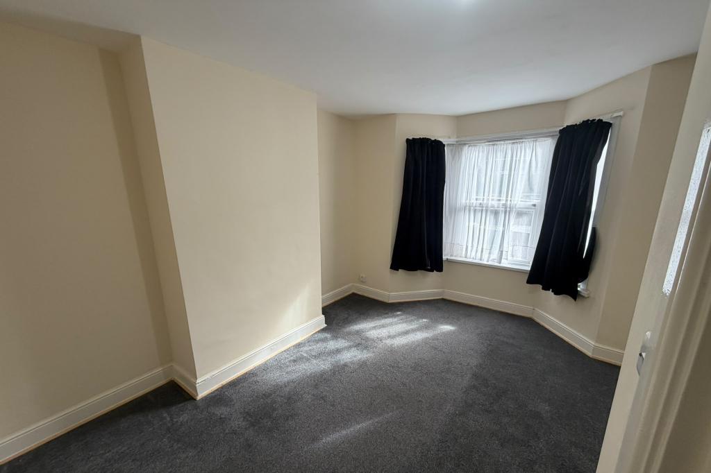 Flat Thorpe Road in Greater London