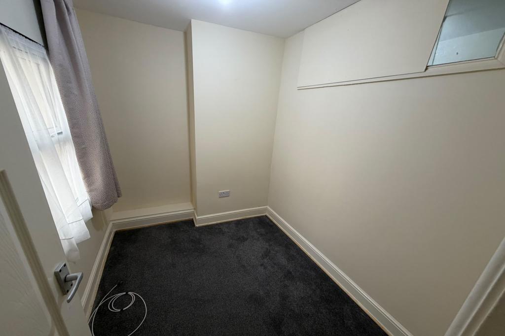 Flat Thorpe Road in Greater London