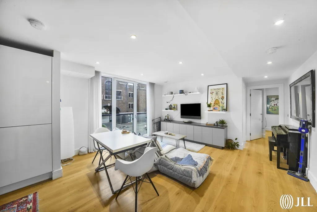 Flat Cinnamon Row in Greater London