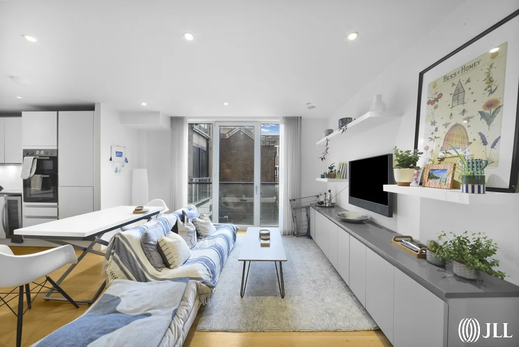 Flat Cinnamon Row in Greater London
