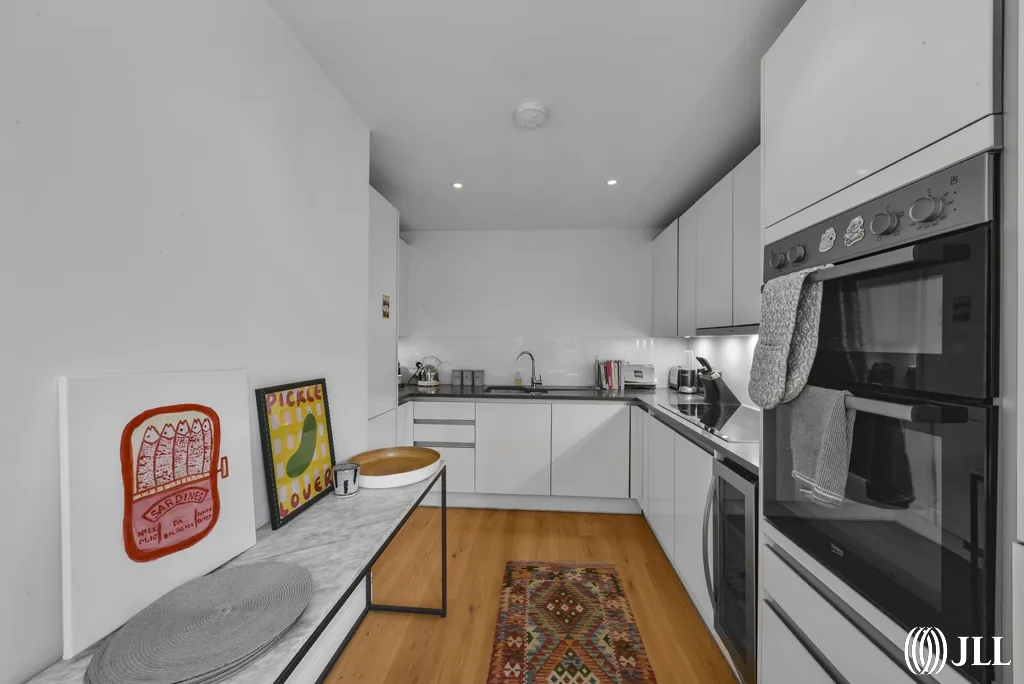 Flat Cinnamon Row in Greater London