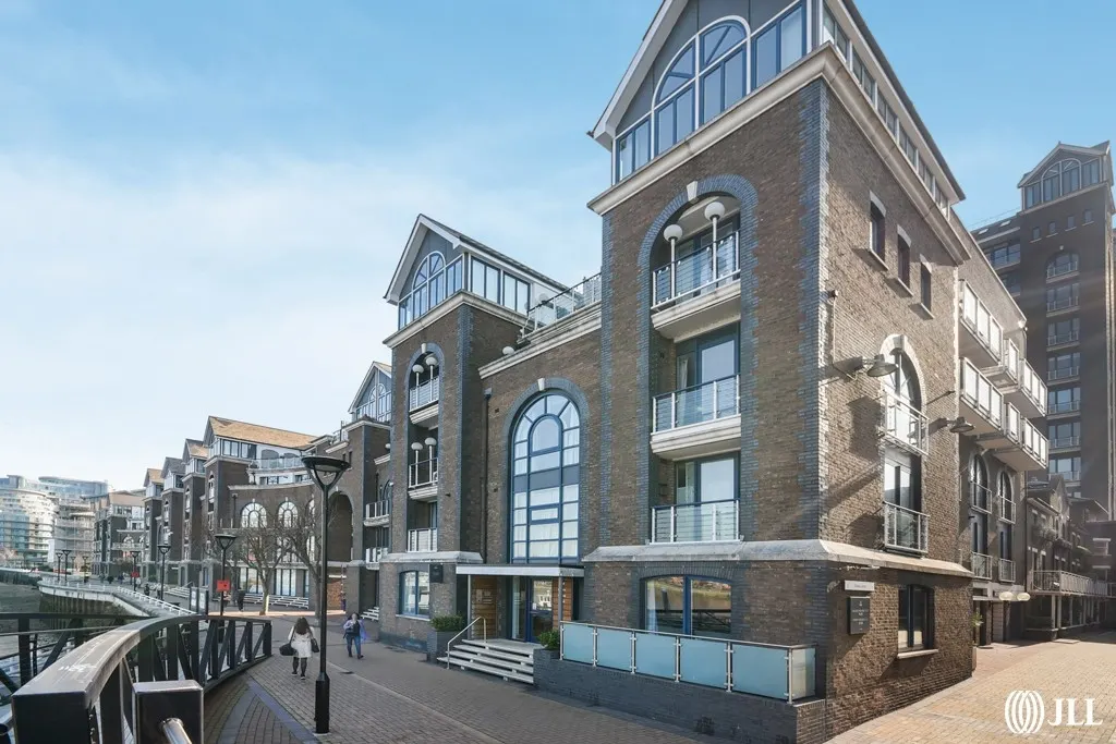 Flat Cinnamon Row in Greater London