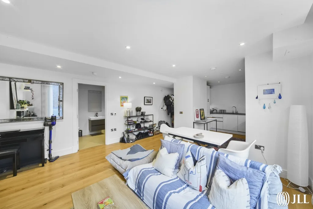 Flat Cinnamon Row in Greater London