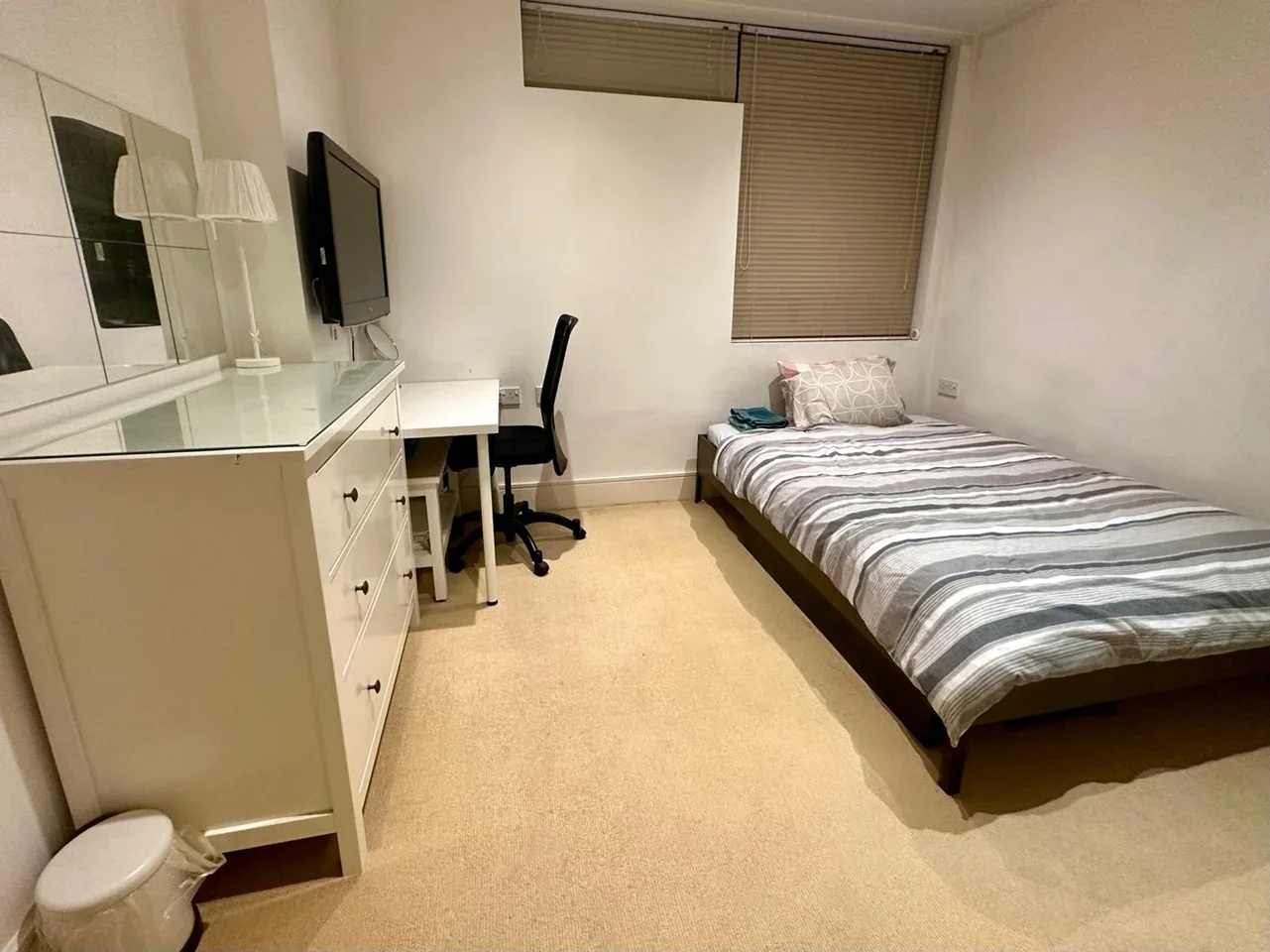 Room Whitworth Street West in Manchester