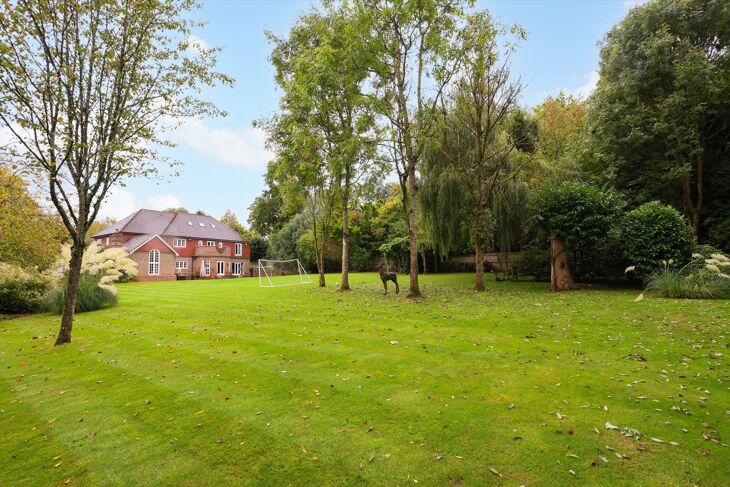 House Percival Close in Elmbridge
