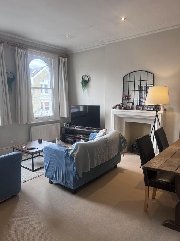 Room Sisters Avenue in Greater London