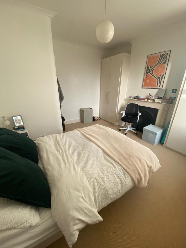 Room Sisters Avenue in Greater London