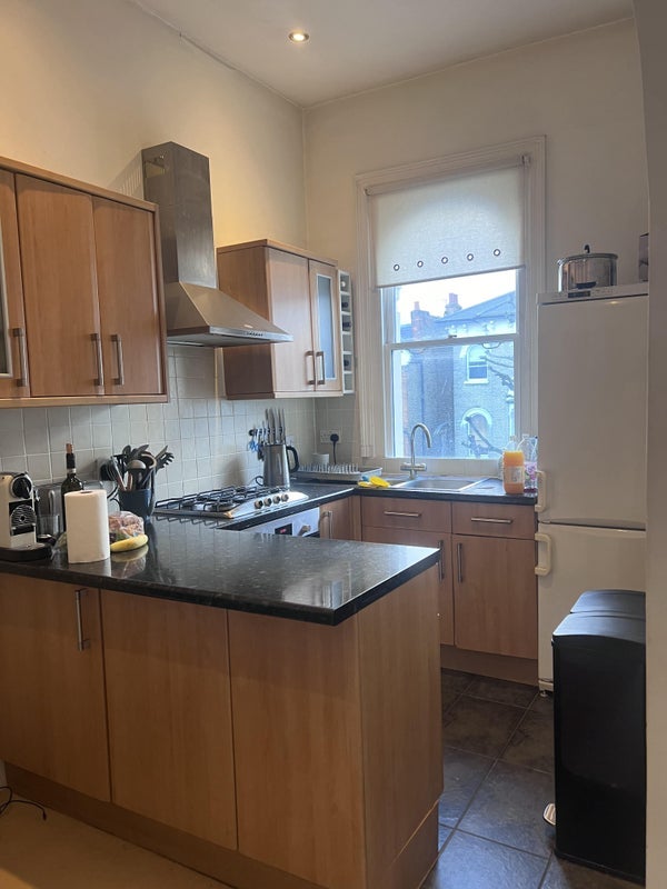 Room Sisters Avenue in Greater London