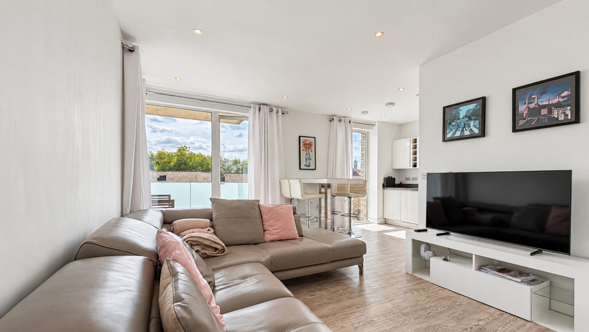 Flat Hilltop Avenue in Greater London