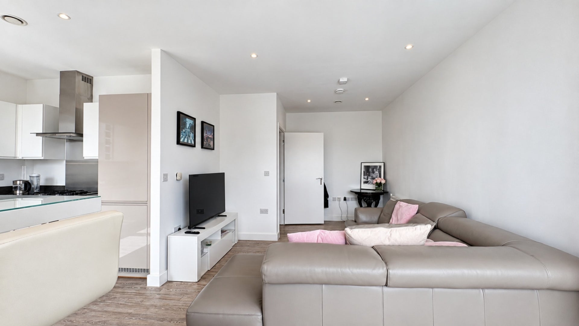 Flat Hilltop Avenue in Greater London