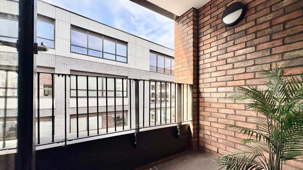 Flat Cremer Street in Greater London