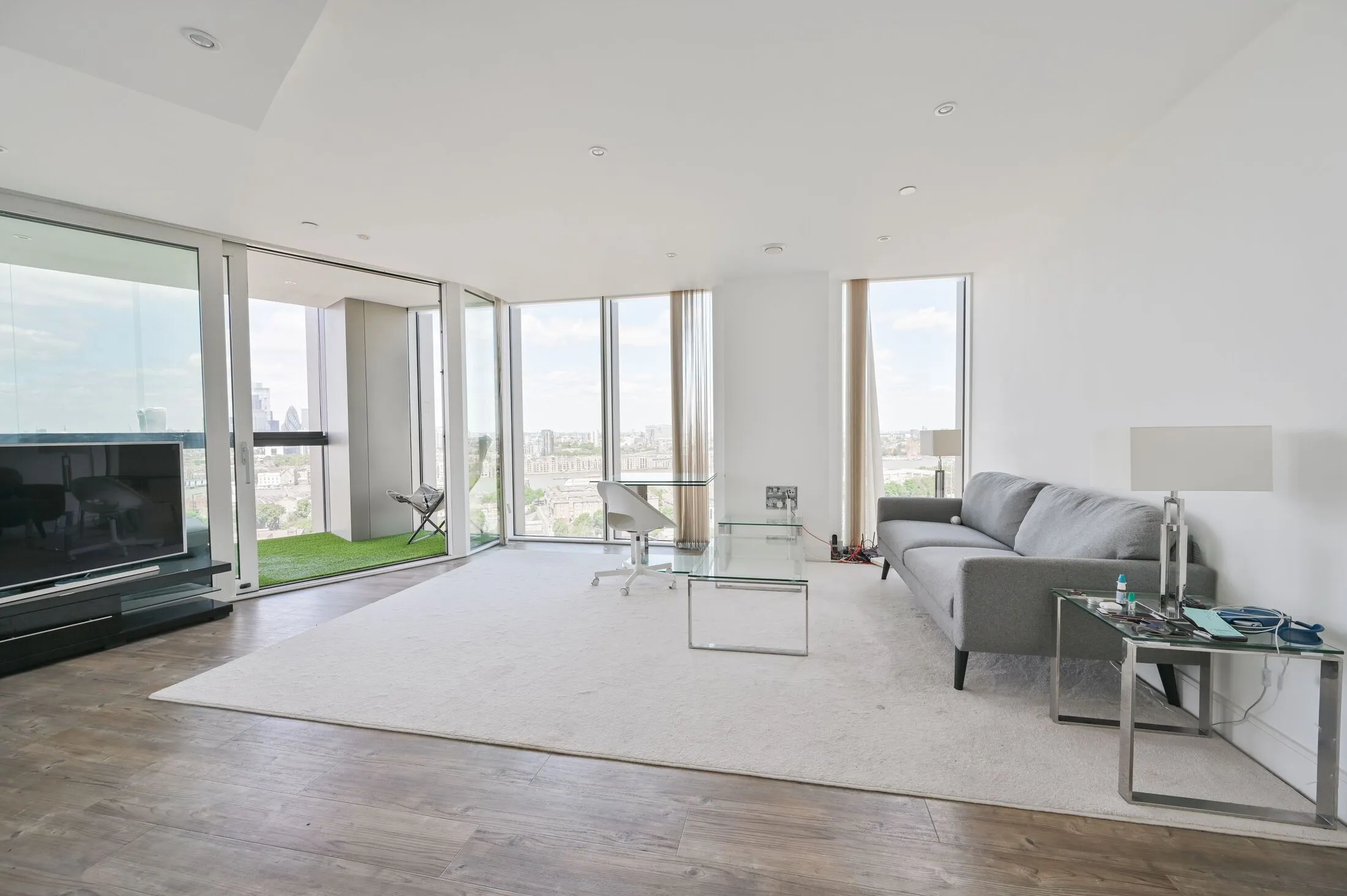Flat Surrey Quays Road in Greater London