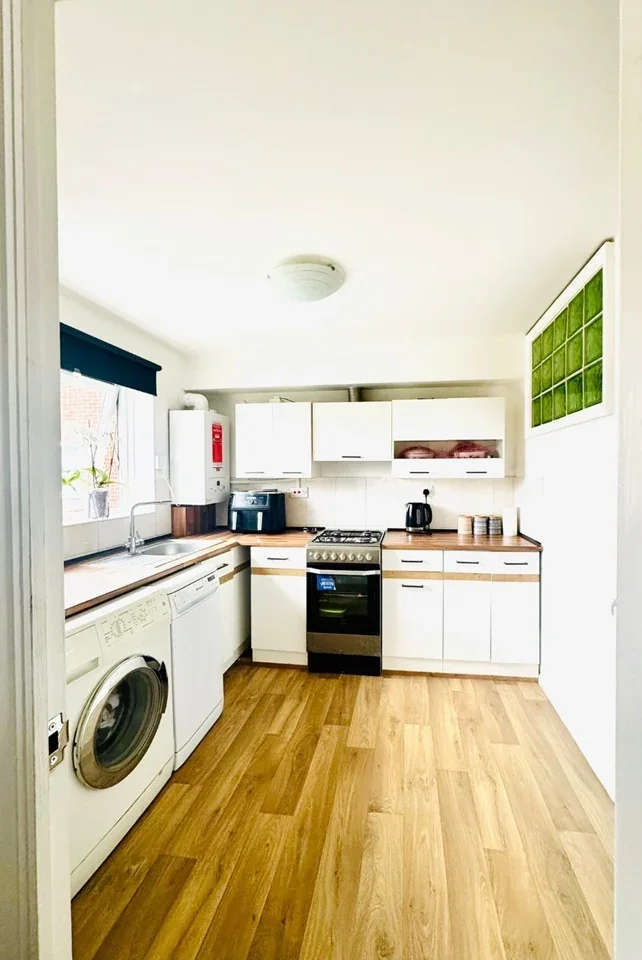 Flat Gurney Close in Greater London