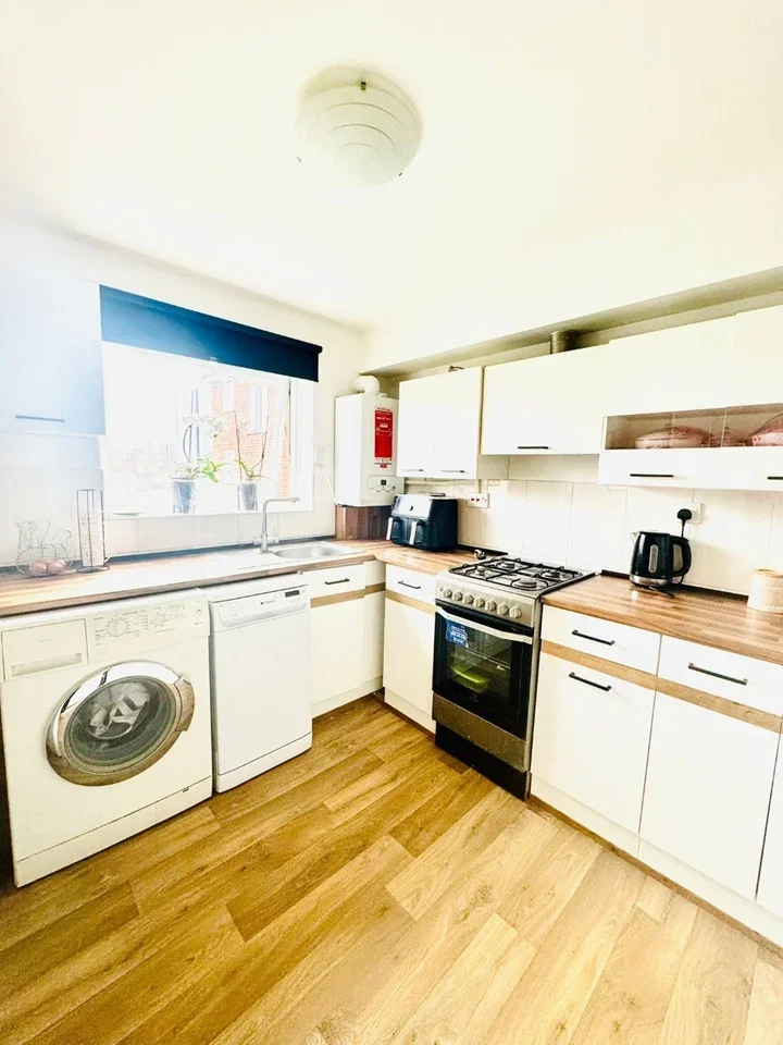 Flat Gurney Close in Greater London
