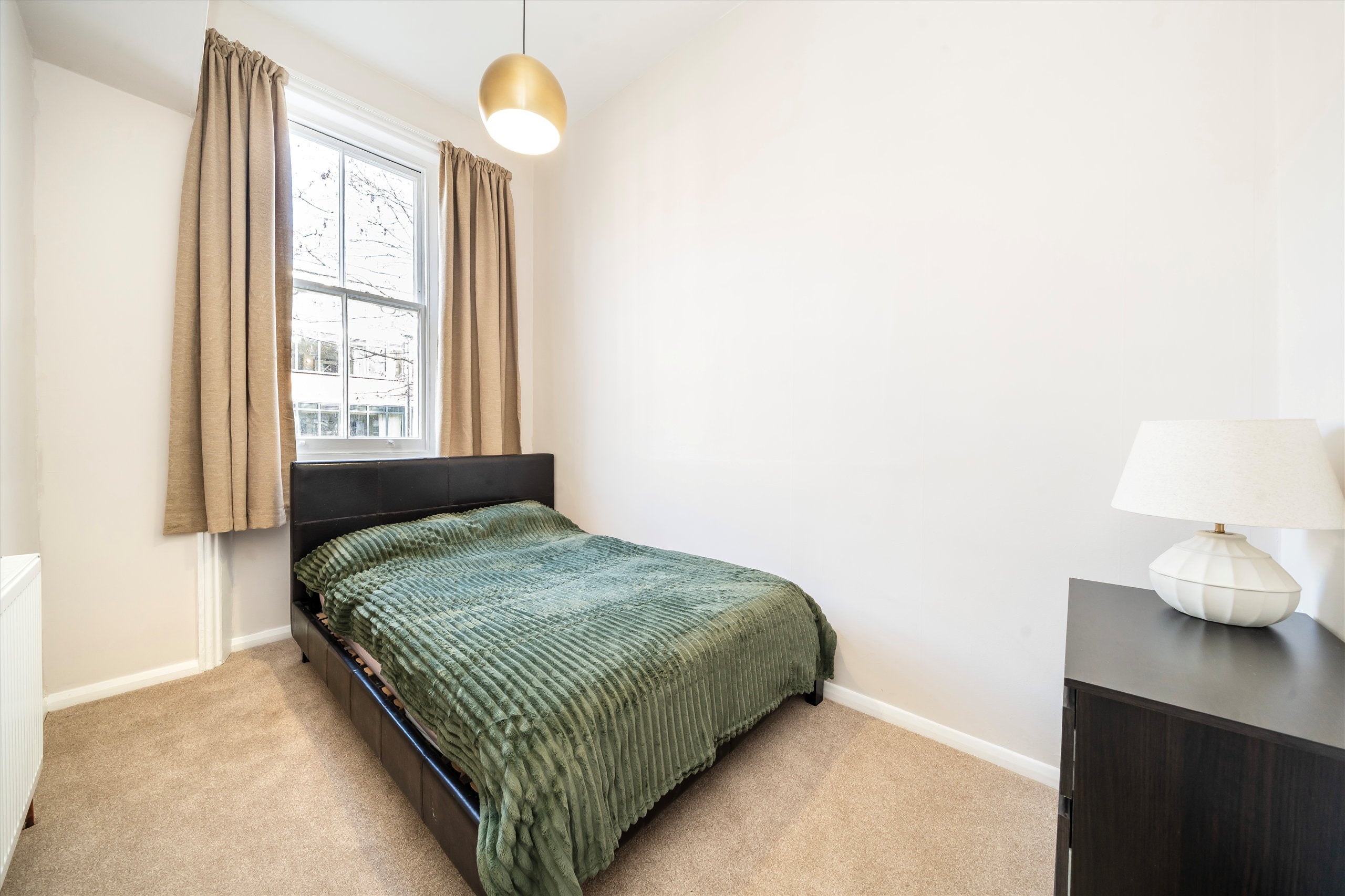 Flat Sinclair Gardens in Greater London