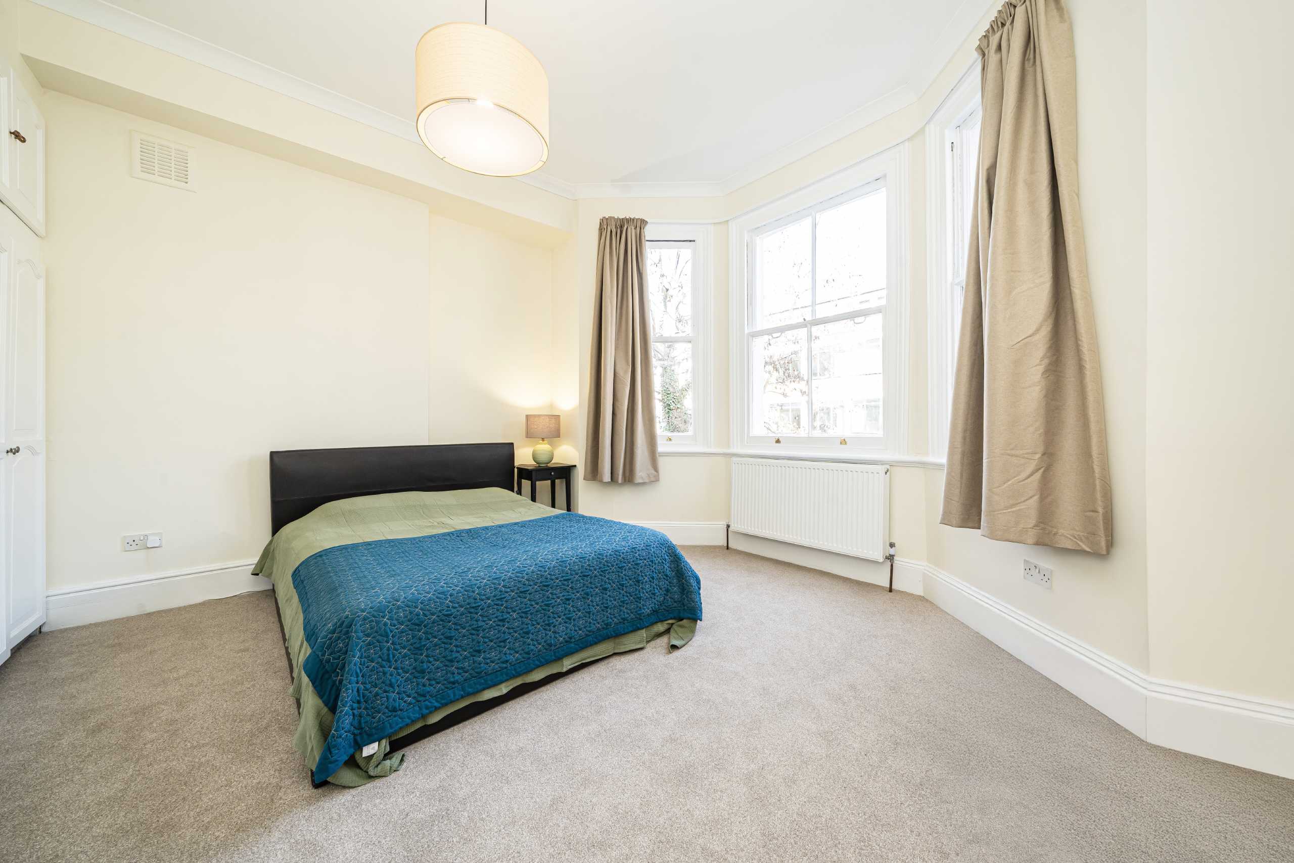 Flat Sinclair Gardens in Greater London