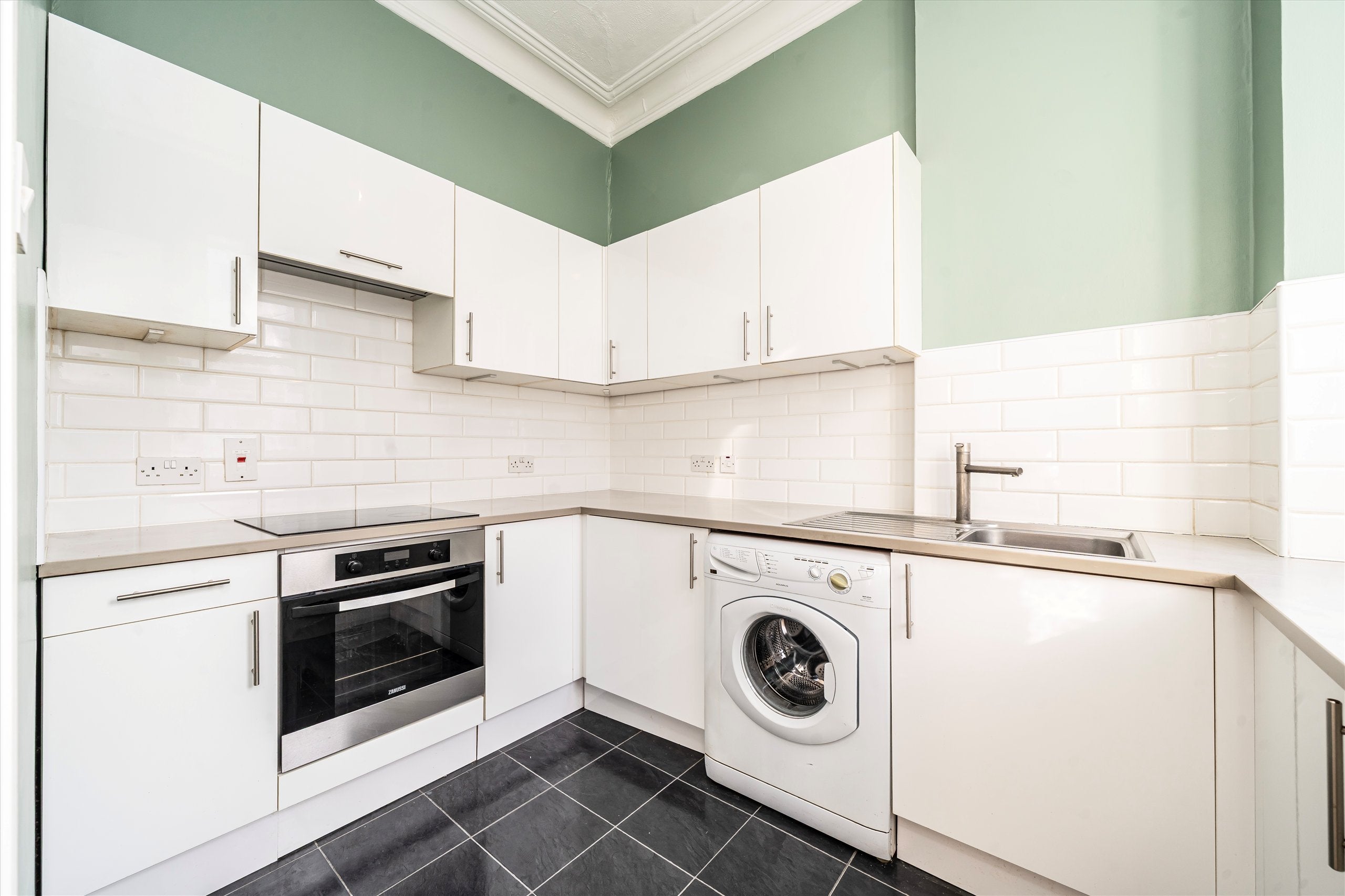 Flat Sinclair Gardens in Greater London