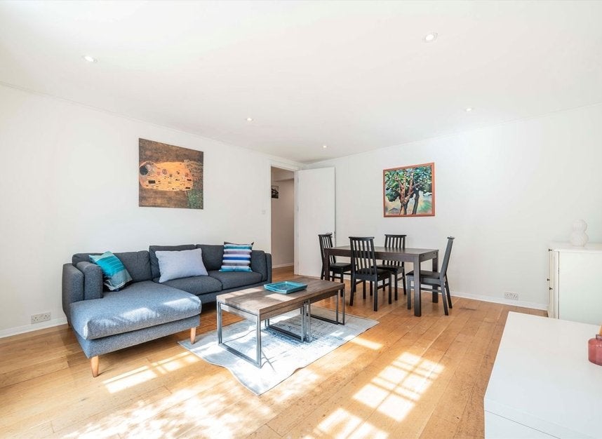 Flat Eardley Crescent in Greater London