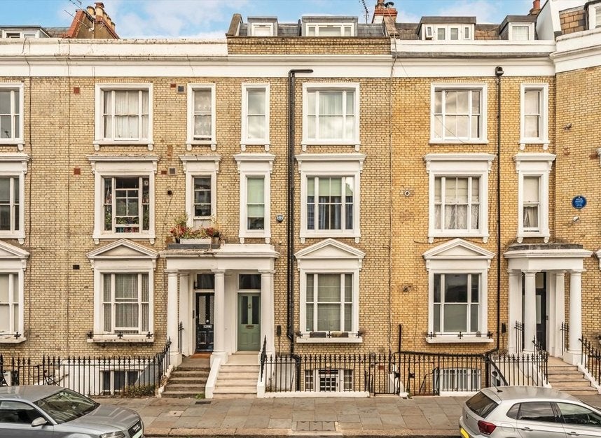 Flat Eardley Crescent in Greater London