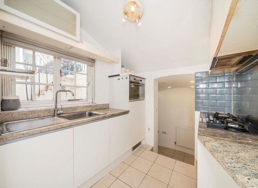 Flat Eardley Crescent in Greater London