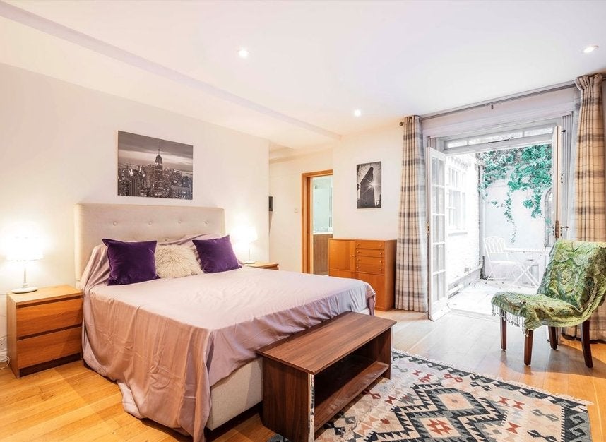 Flat Eardley Crescent in Greater London