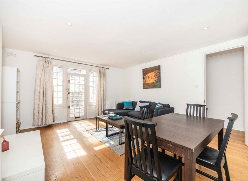Flat Eardley Crescent in Greater London